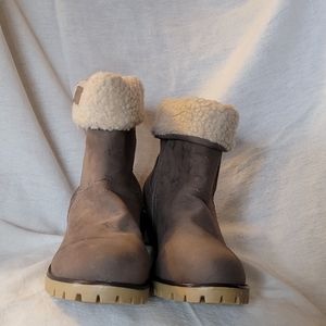 Women size 7 warm plush lined Boots,chunky heeled,ankle boots. New wiyh no tsg